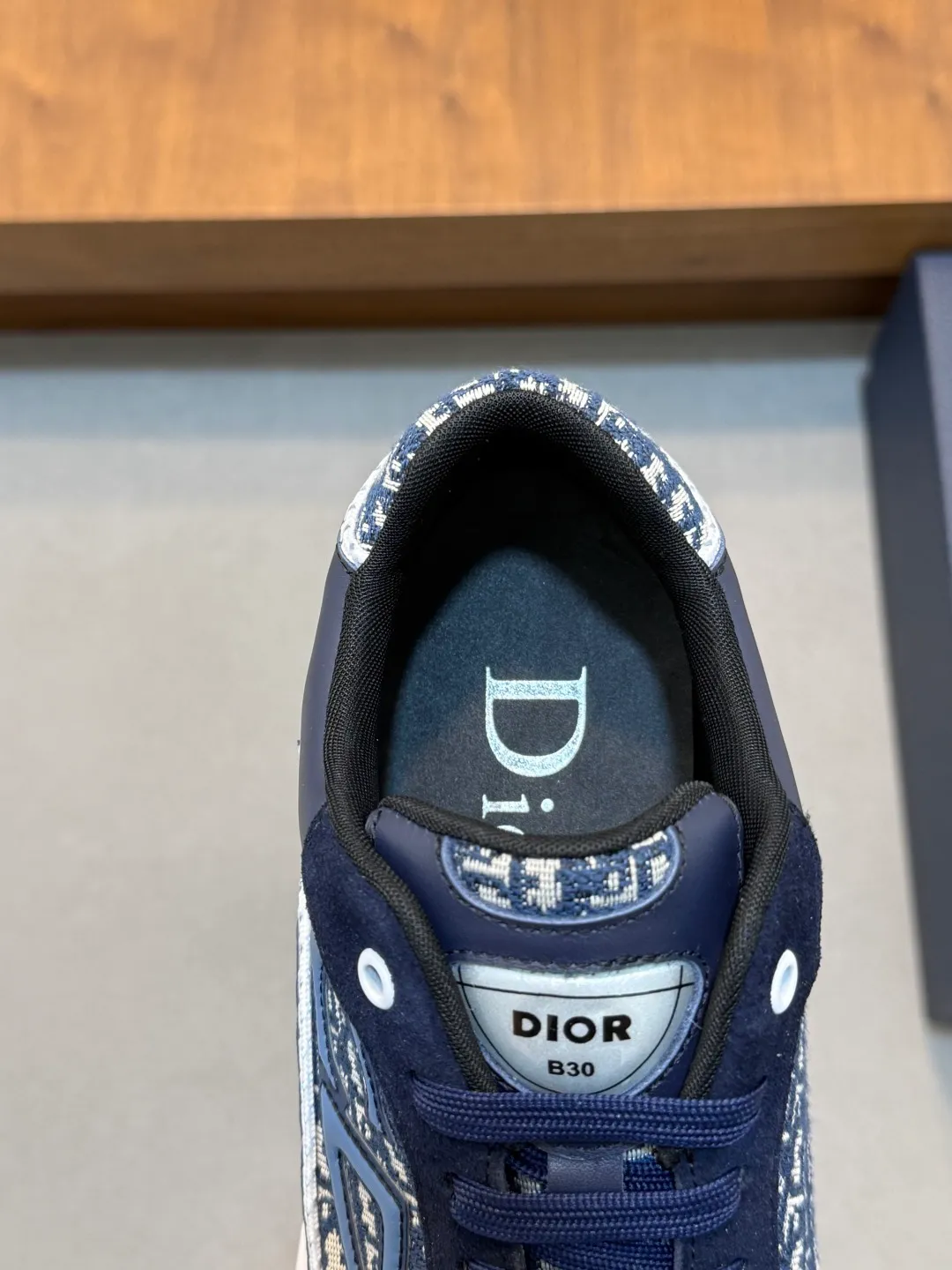 💰800 Dior's latest men's fashion sneakers. This item draws inspiration from retro jogging shoes. Featuring a thick, low-top design, it features a mesh fabric upper and an ultra-light rubber foam sole. The side is decorated with an embossed "Di~r" logo. Code number: 39-44 (order 38, 45, 46)